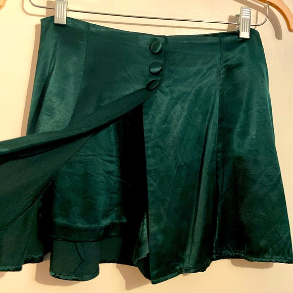 SOLD 🍏Vintage green satin skort - Picture 2 of 5